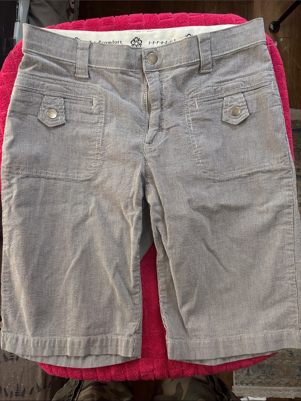 Lee Women's Light Gray White Pinstriped Bermuda Shorts Size 8M NWOT Stretch